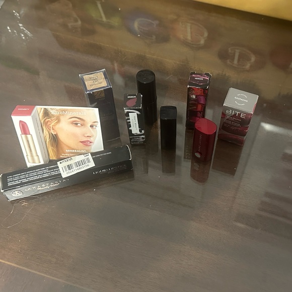 NWT: NIB Treasure Trove of Lipsticks & Glosses 9 pieces